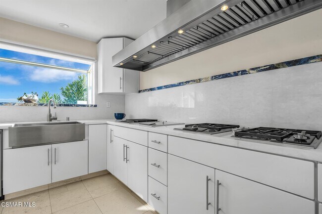 Building Photo - 3424 Shoreheights Dr
