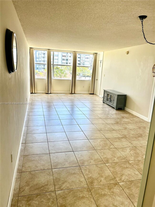 Building Photo - 1200 NE Miami Gardens Dr