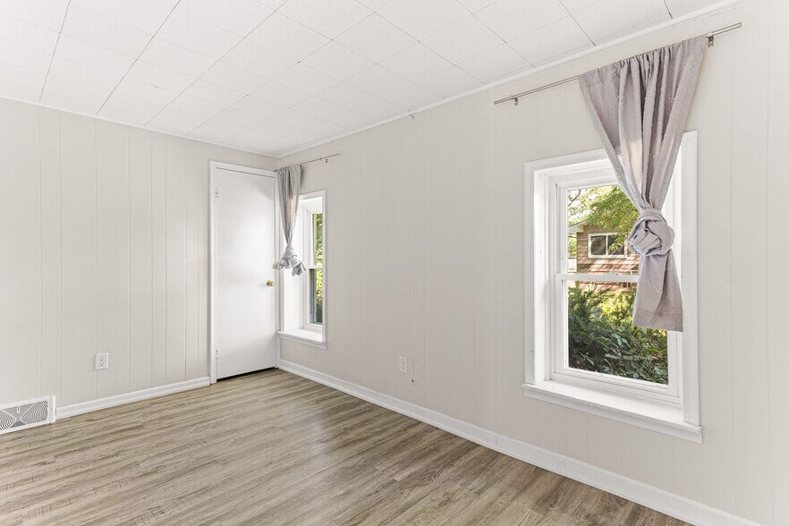 Building Photo - 2550 Loon Lake Rd