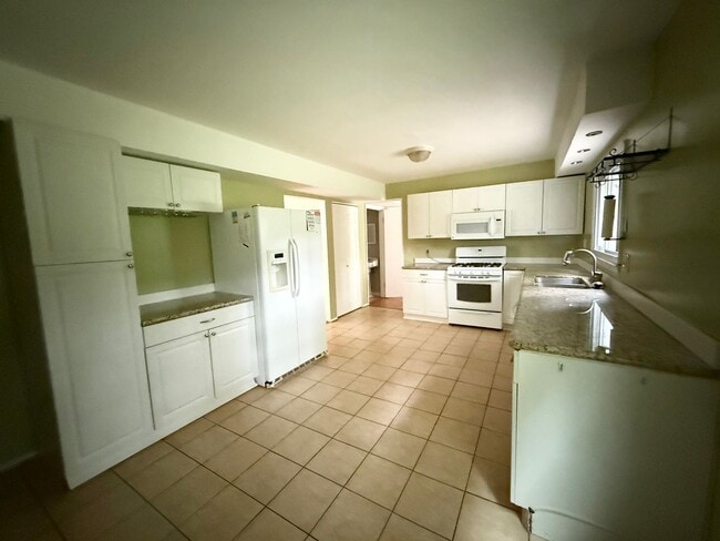 Building Photo - 4 Bedroom Colonial SFH - Reisterstown