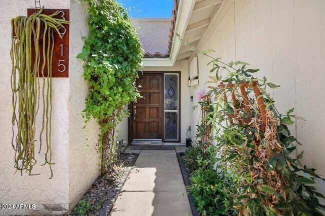 Building Photo - 3915 E Larkspur Dr