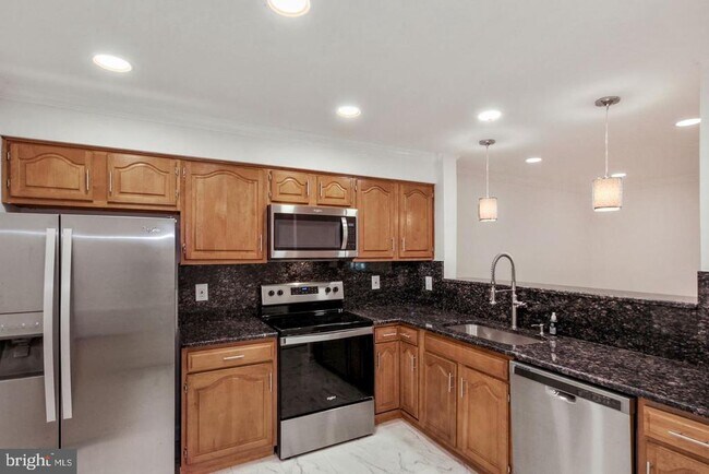 Building Photo - 5801 Linden Square Ct