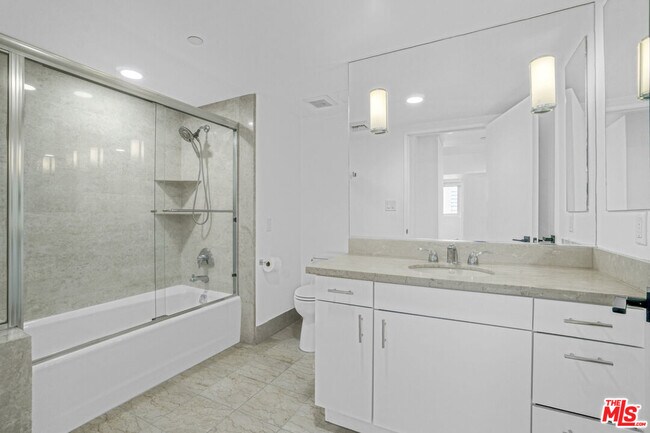 Building Photo - 13600 Marina Pointe Dr