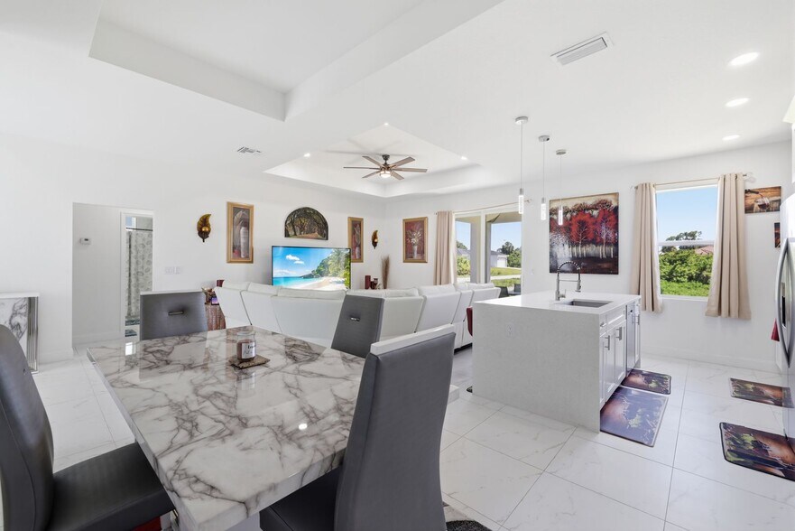 Building Photo - Newer 3/2 home all tile