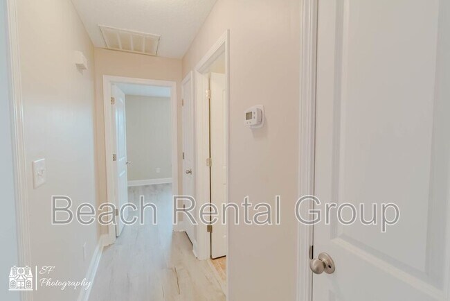 Building Photo - 246 Macarthur Dr