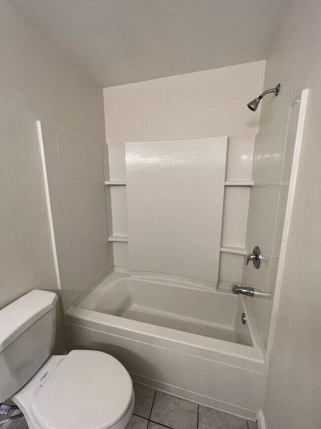 Building Photo - Spacious SW Bakersfield home!