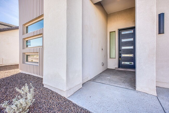 Building Photo - Beautiful East side House 4 bed-2.5 baths, part of The Overlook Casa Club that includes Swimming ...