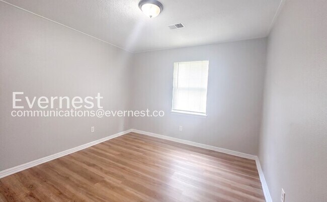 Building Photo - 3 Bed/1 Bath Home with Off-Street Parking / Vouchers Accepted / Available Now!