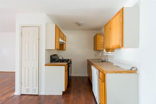 Building Photo - 2145 Sharon Dr