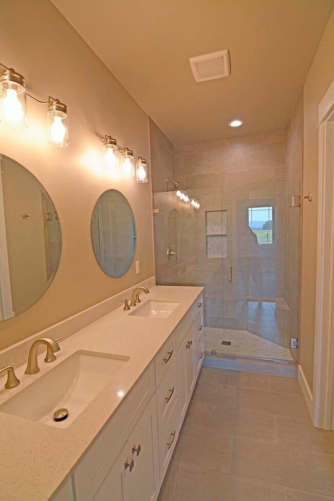 Building Photo - Luxury Four Bedroom with Farmland Views