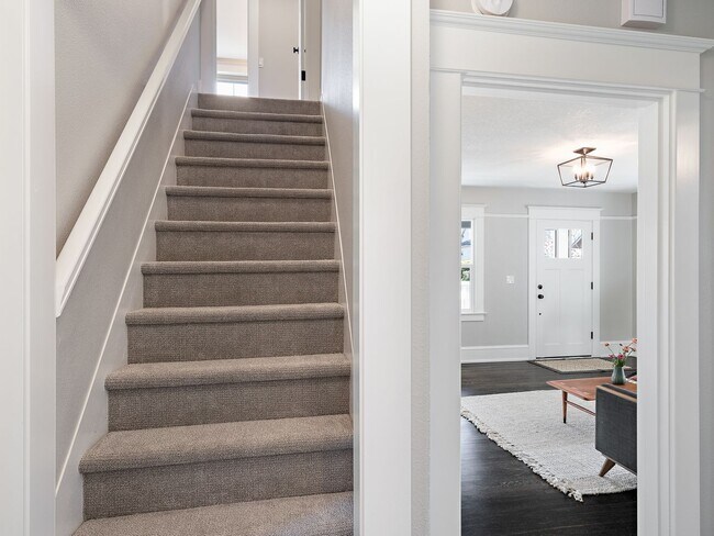 Building Photo - Gorgeous, updated 3-bdr Vernon bungalow w/...