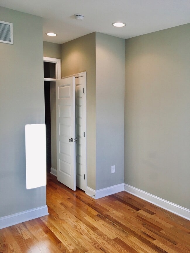 Building Photo - Charming 2 Bedroom/3 Bathroom Townhome w/ Den and In-Unit Laundry in Locust Point, MD! - Parking ...