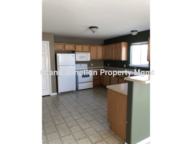 Building Photo - CUTE 3 BED, 2 BATH HOUSE LARGE