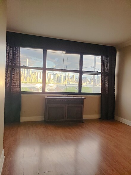 Bedroom - 7002 Boulevard E
