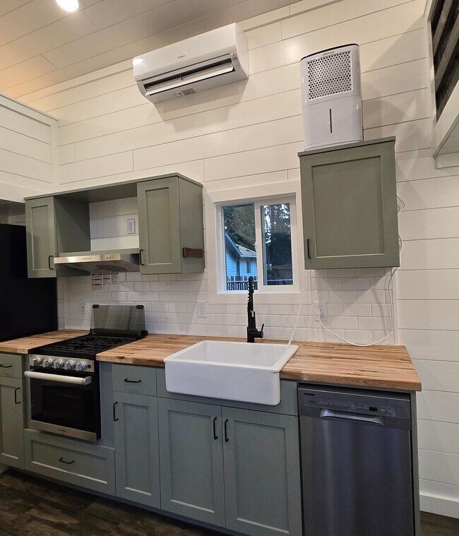 Building Photo - Charming 1920 Updated Vintage Home with ADU in the Heart of Port Hadlock!