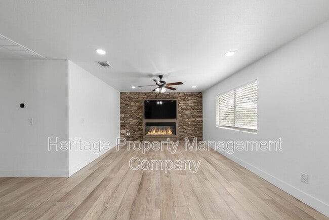 Building Photo - 784 Hill Top Dr