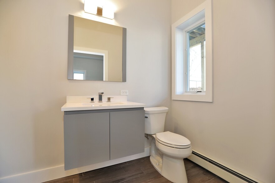 Building Photo - 463 Roff Ave