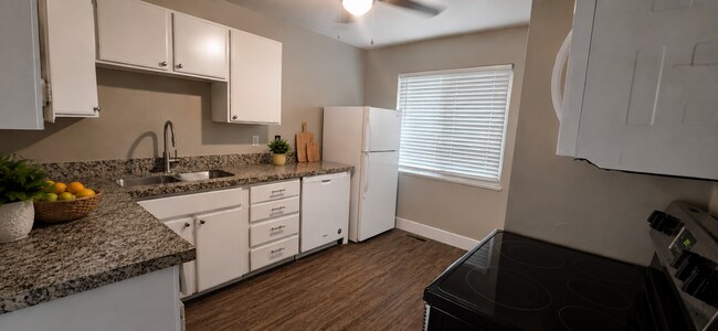 Building Photo - 1 Bed 1 Bath Main Level (no neighbors above or below) Apartment within Walking Distance to Whole ...