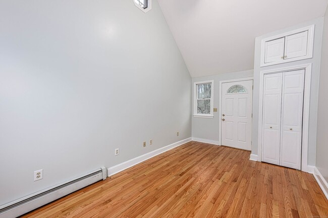 Building Photo - 1670 Hartford Tpke