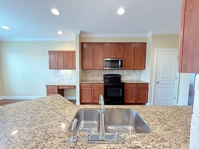 Building Photo - 3 Bedroom Townhouse in Gated Community off...