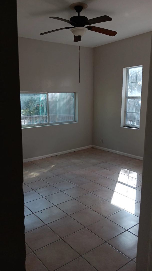 Building Photo - Completely renovated Large house, perfect for a family or young professional!