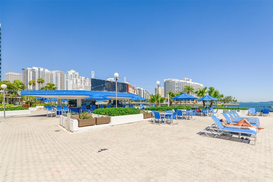 Building Photo - 905 Brickell Bay Dr