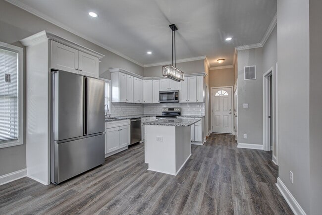 Building Photo - 21 Maple Ave