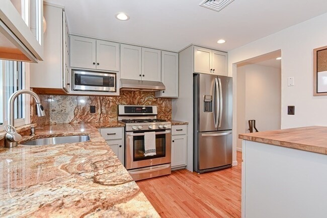 Building Photo - 21 Swan Ave