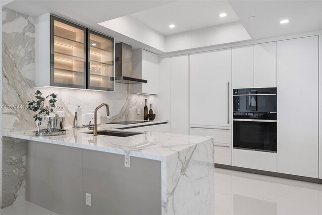 Building Photo - 16001 Collins Ave