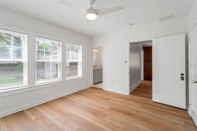 Building Photo - 2222 N Ridgewood Ave