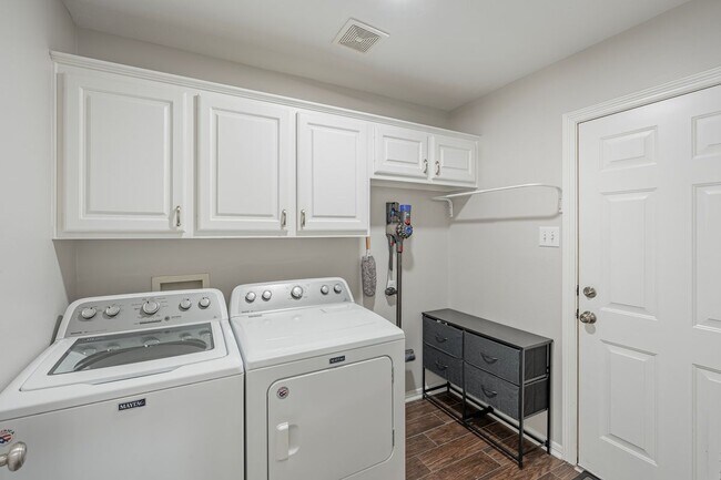 Building Photo - 11 E Sienna Pl