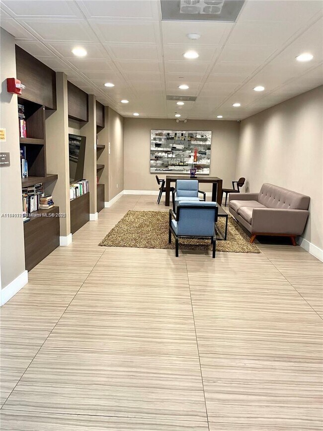 Building Photo - 3625 N Country Club Dr