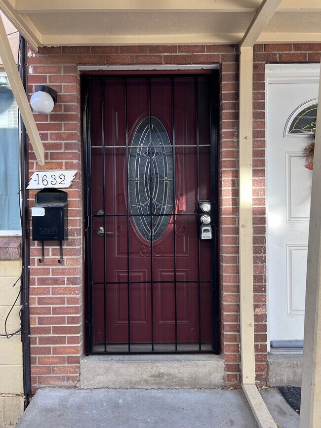 Building Photo - 1632 Chester St