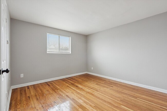 Building Photo - 7108 Oxford Ave