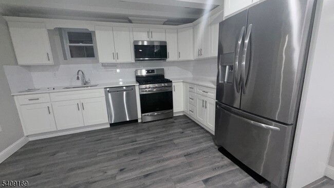 Building Photo - 549 Palisade Ave