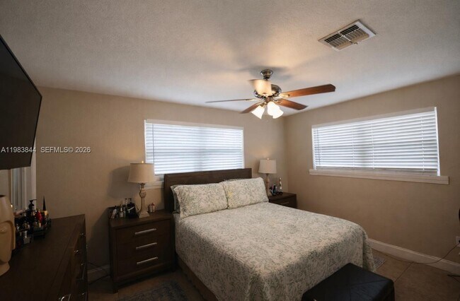 Building Photo - 19835 NE 11th Ct