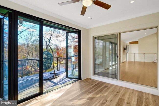 Building Photo - 6120 Beachway Dr