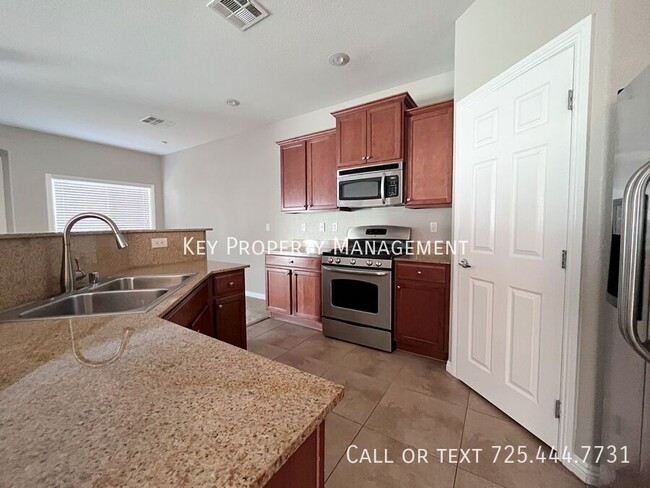 Building Photo - 3 BEDROOM TOWNHOME IN SOUTH LAS VEGAS!