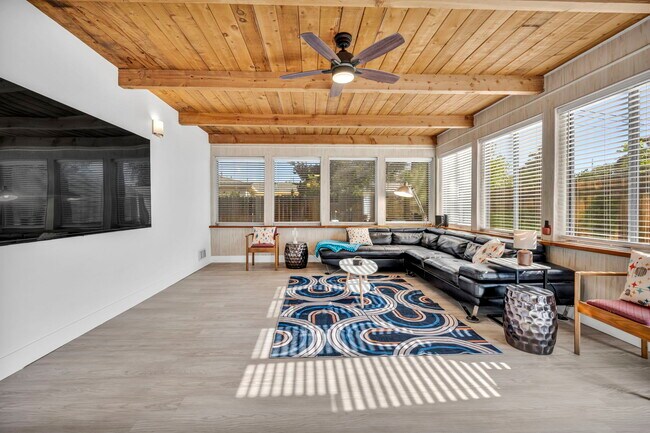 Building Photo - 405 Gregory Way