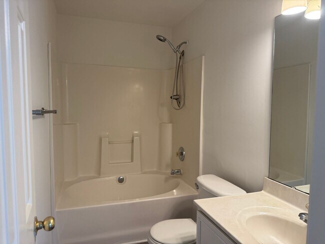 Building Photo - Three Bedroom Townhouse in Sherrills Ford with Bonus Room