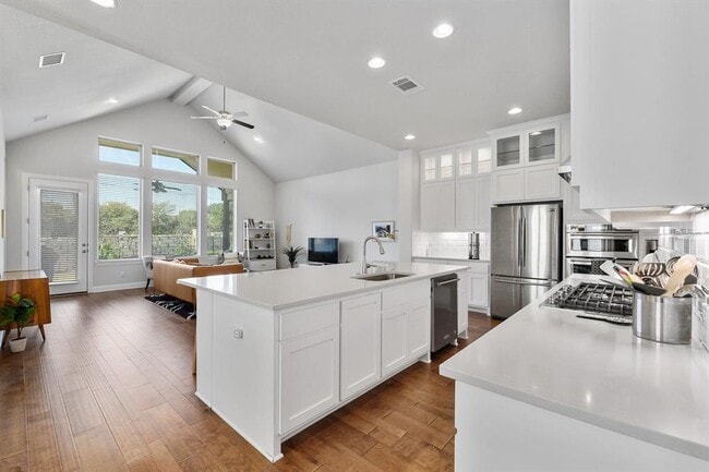 Building Photo - 304 Gulfton St