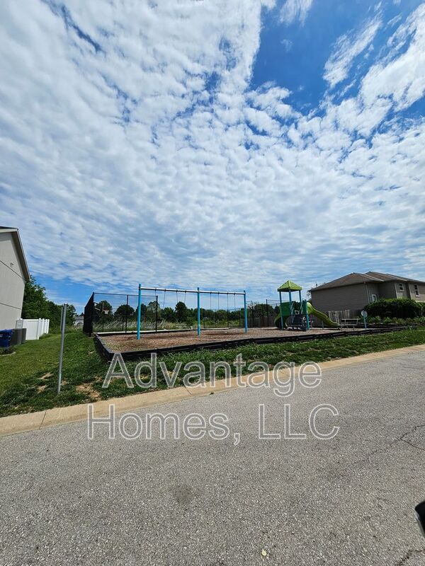 Building Photo - 341 N 5th Terrace