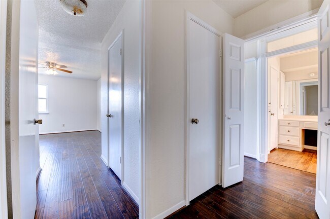 Building Photo - 2137 Casa Rio Cir