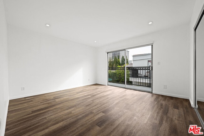 Building Photo - 136 S Palm Dr