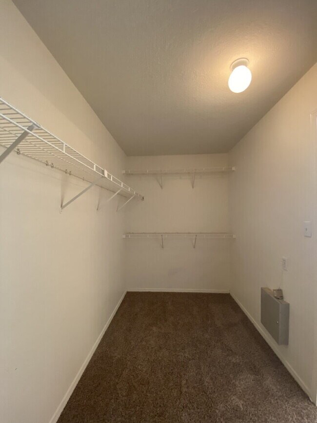 Building Photo - COMMUNITY POOL - LARGE 4 BEDROOM - Master Upstairs