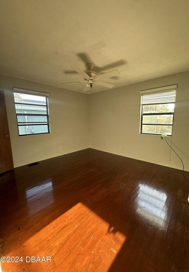 Building Photo - 736 White St