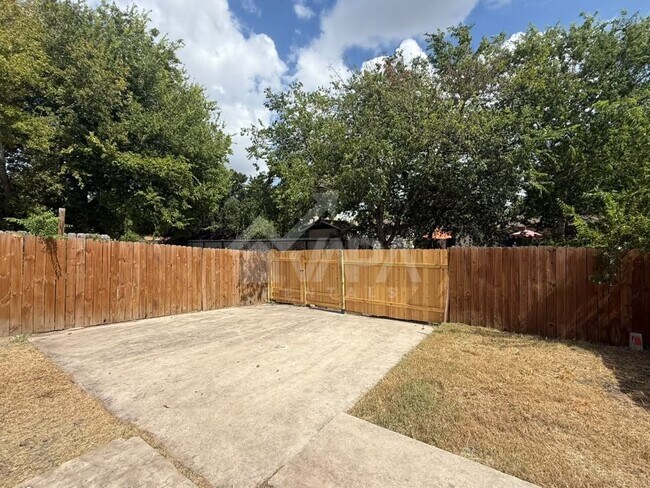 Building Photo - 7239 Glen Hill Dr