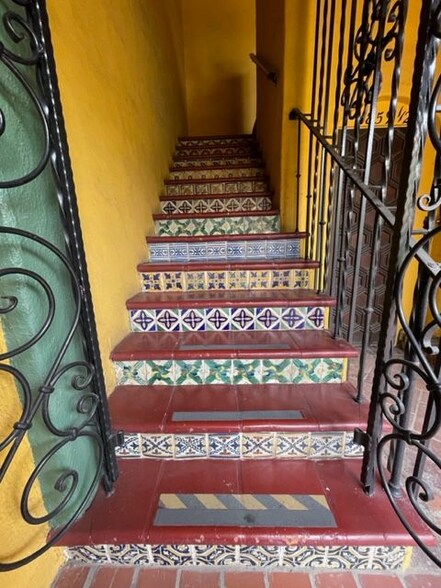 Building Photo - 1855 N Kingsley Dr