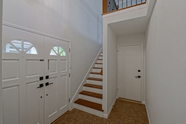 Building Photo - RECENTLY REMODELED, BRIGHT & AIRY 3BR2BA G...