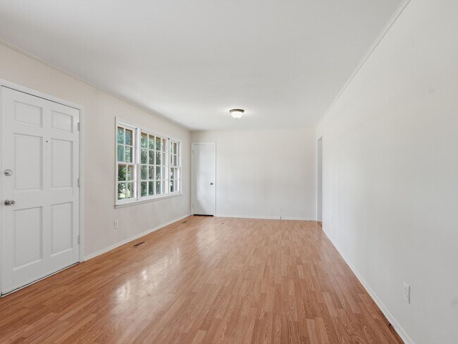Building Photo - 704 Jackson Dr
